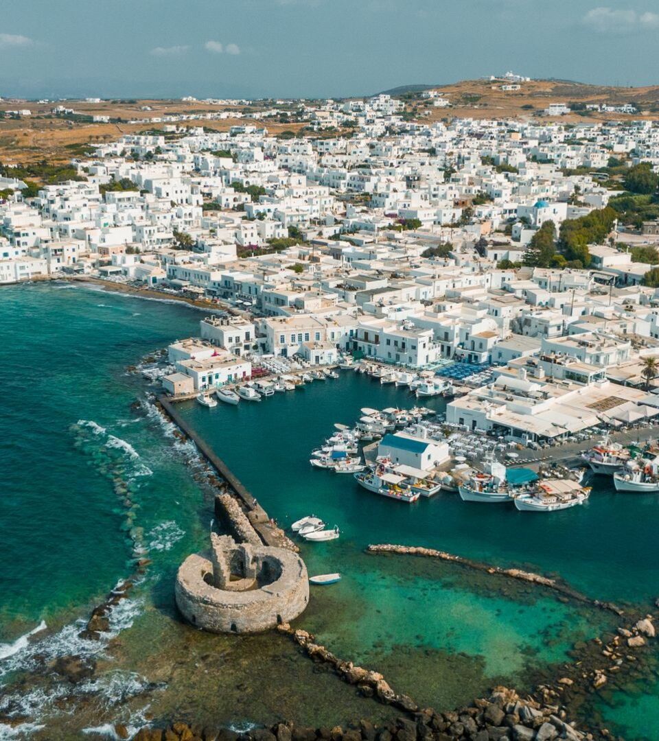 Strolling through the port of Naoussa, you’re instantly struck by the remnants of the Venetian Castle (Kastelli)_Landscape