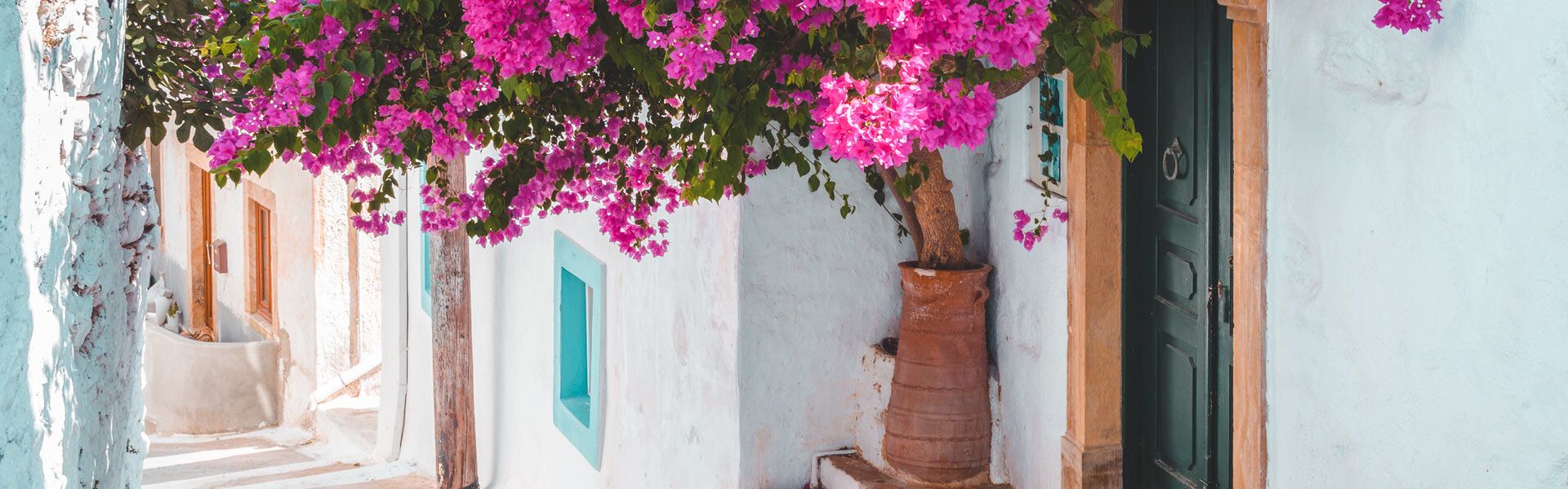 Traditional residences, stately homes and Italian buildings in ochre and terracotta form a harmonious architectural ensemble