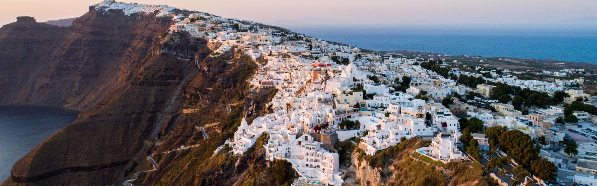 Blick auf die Caldera von Fira bei Sonnenuntergang