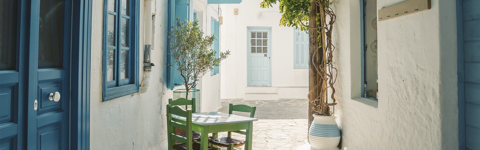 Plakas' picturesque  alleyways