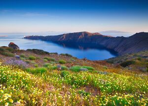 Santorini adasında ilkbahar