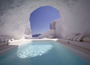 Luxurious accommodation in Santorini 