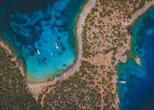 The main beach, Psalida, is a sheltered bay of 50m of fine white sand and tranquil sea, with a small number of umbrellas and virtually not