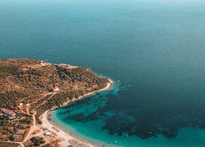 Alikes,-one-of-most-beautiful-and-popular-beaches-on-the-island,-looking-onto-the-Sithonia-peninsula-DJI_0190_Αμμουλιανή-Δρένια