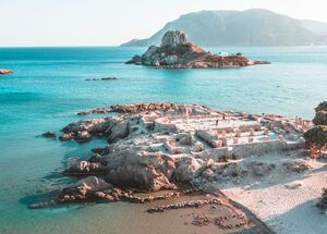 Sol, mar y un toque de cultura en playa Agios Stefanos en Kos