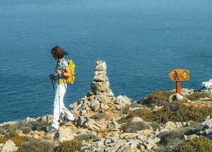 With clifftop views to the sea, the hiking paths of Folegandros are the ideal way to discover a deeply authentic island in the Cyclades-Folegandros