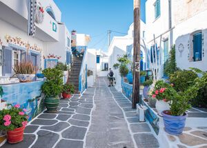 Take a long afternoon stroll in Hora 