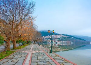 Φθινοπωρινή θέα της λίμνης Ορεστιάδα στη Καστοριά