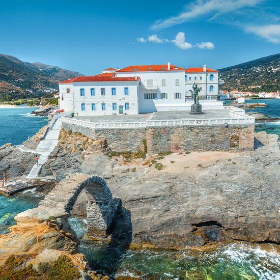 If you walk into the oldest part of town, you’ll come to a square, occupied by a single monument to the Unknown Sailor