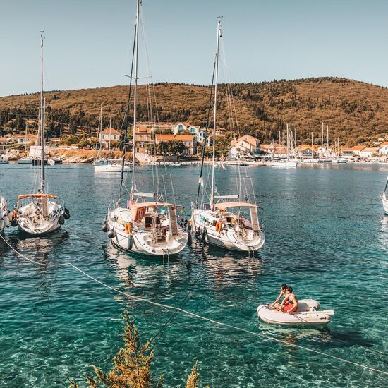 Ένα από τα κύρια σημεία κάθε διαμονής στην Κεφαλονιά, το ψαροχώρι Φισκάρδο προσελκύει επισκέπτες εδώ και δεκαετίες