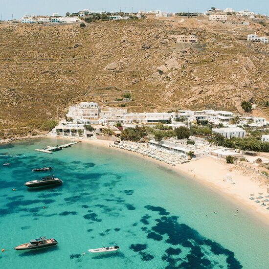 La spiaggia di Psarou a Mykonos all'inizio dell'estate