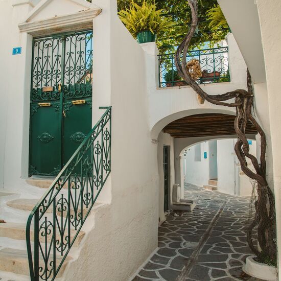 Παροικιά, η Χώρα της Πάρου, με τα τυπικά κυκλαδίτικα σοκάκια