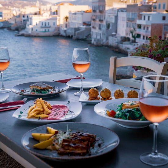 Dinner at Vaporia district (with its captain’s houses).
