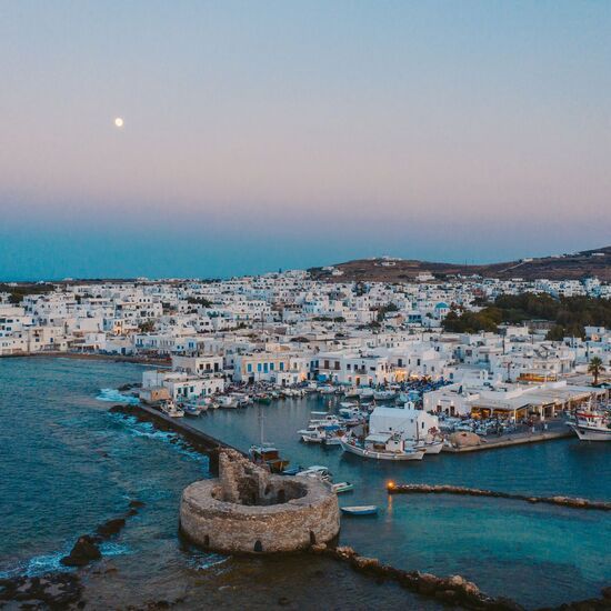 Κάνοντας μια βόλτα στο λιμάνι της Νάουσας, σας εντυπωσιάζουν αμέσως το ενετικό κάστρο και οι παραθαλάσσιες ταβέρνες!