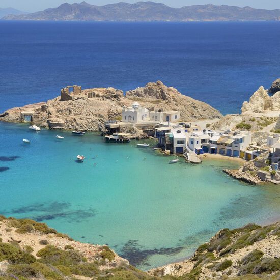 Firopotamos Amphitheatrically built around a cascade of syrmata boathouses