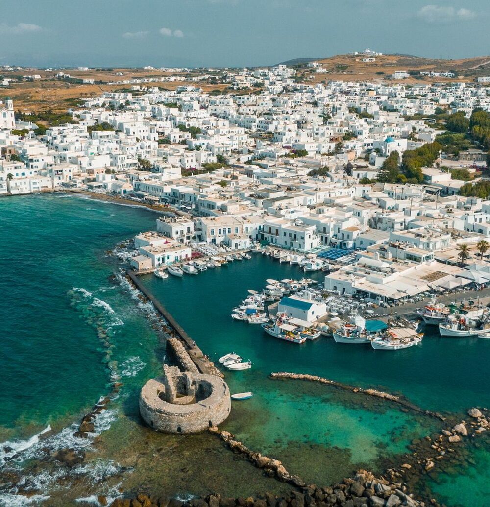 Strolling through the port of Naoussa, you’re instantly struck by the remnants of the Venetian Castle (Kastelli)_Landscape