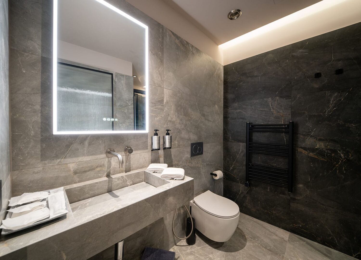 LUXSUITATH-photo-3