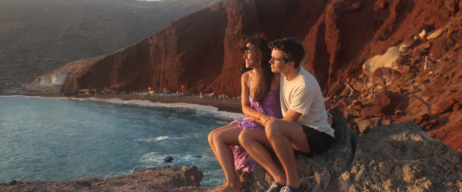 Regarder le coucher de soleil sur la plage