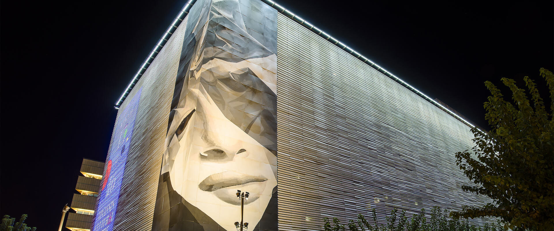 La Fondation Onassis est un nouveau lieu culturel qui accueille des événements et des activités dans tout le spectre des théâtres, de la danse, de la musique et des arts.