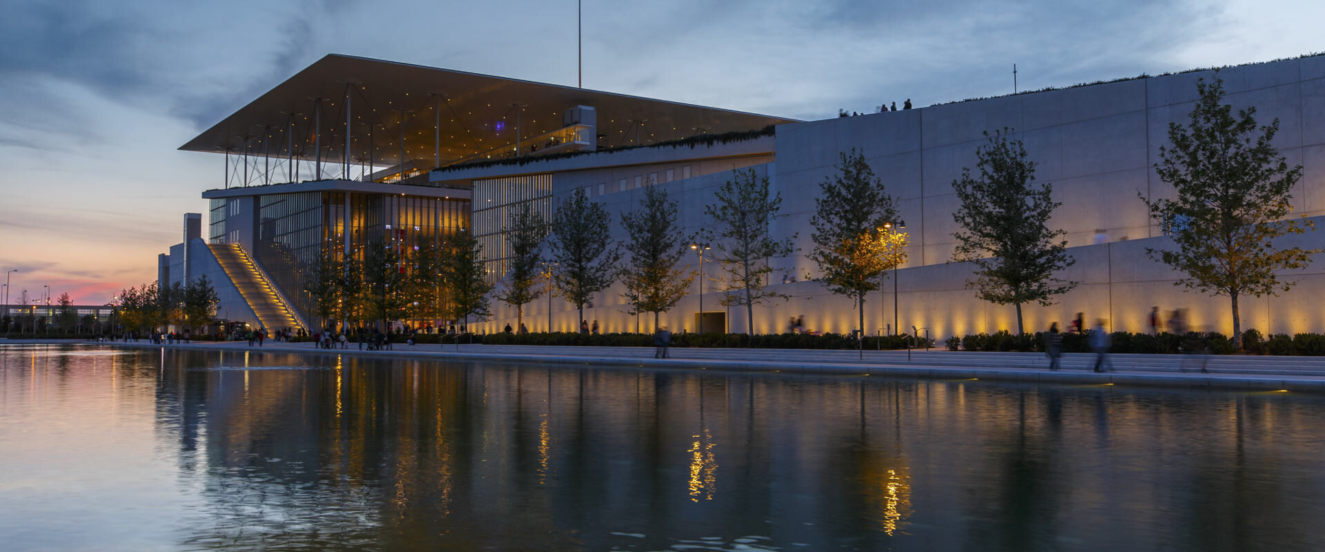 La Fondation Onassis est un nouveau lieu culturel qui accueille des événements et des activités dans tout le spectre des théâtres, de la danse, de la musique et des arts.