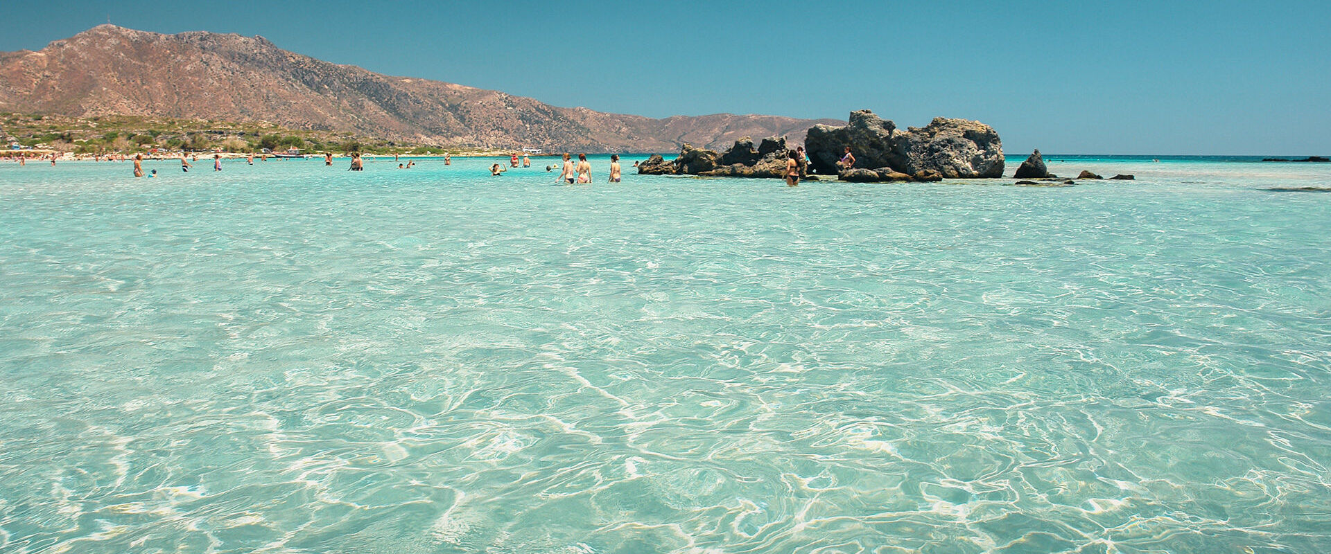 Το Ελαφονήσι είναι ένα νησί στο οποίο μπορείς να πας περπατώντας αφού το νερό φτάνει μέχρι τα γόνατά σου.