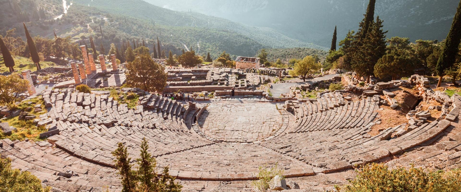 Το αρχαίο θέατρο των Δελφών κατασκευάστηκε τον 4ο π.Χ. αιώνα και αποτελούσε το καλλιτεχνικό σπίτι του ιερού.