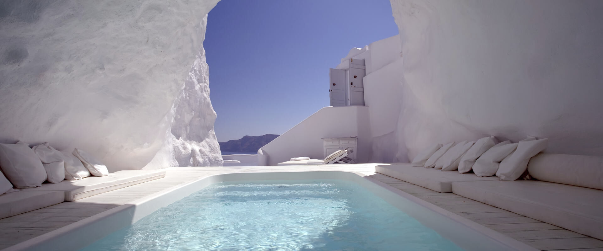Luxurious accommodation in Santorini 