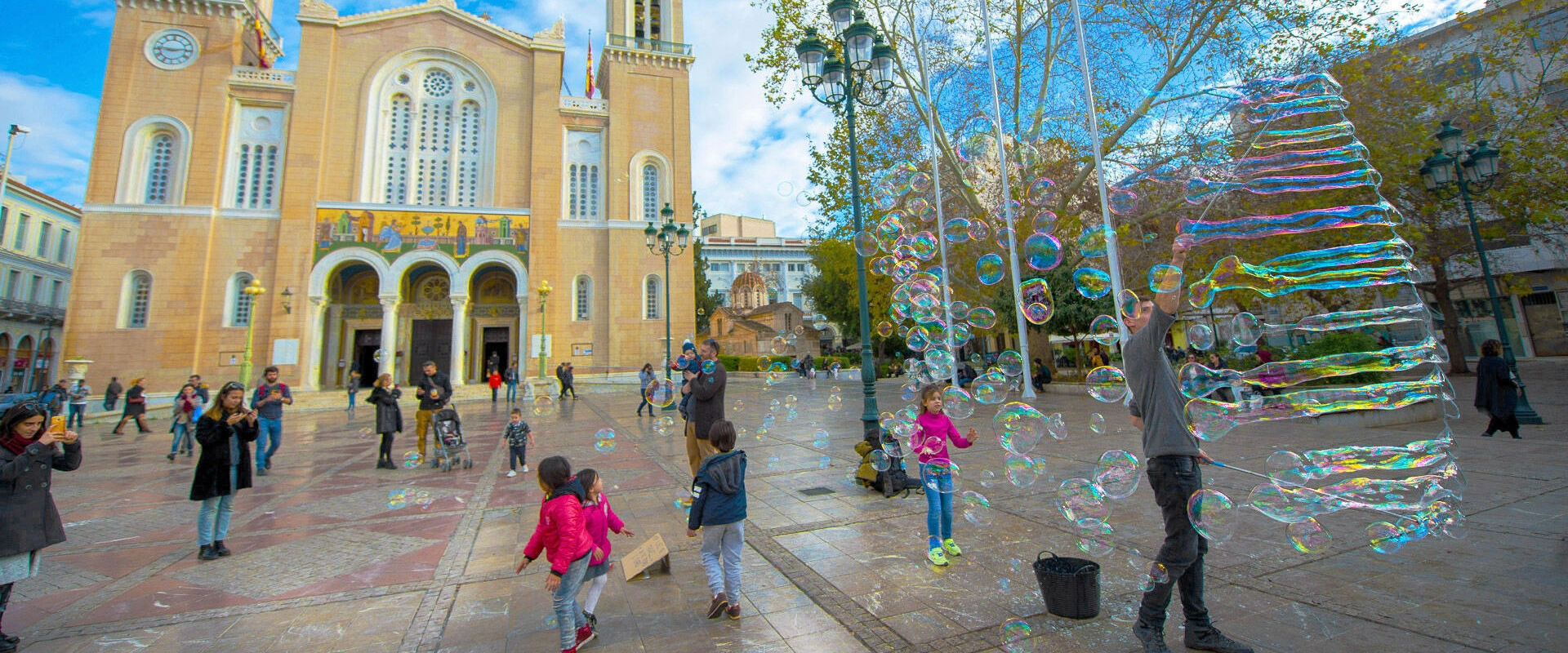 Παιδιά παίζουν στη πλατεία Μητροπόλεως