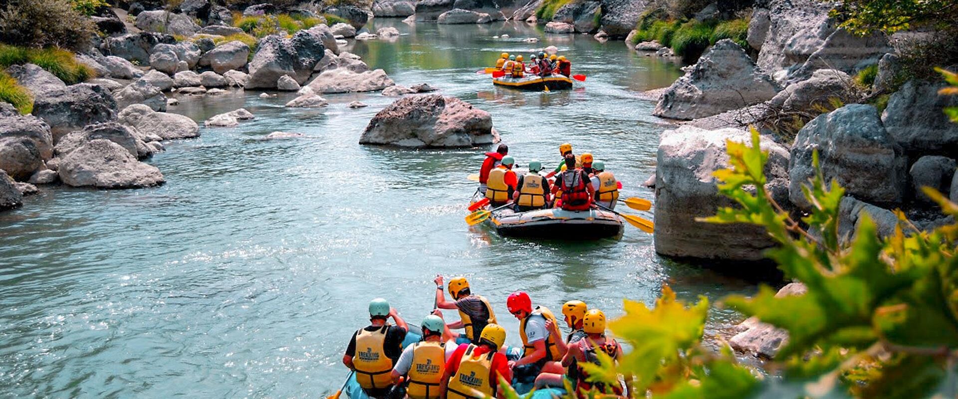 You pass along a deep gorge full of nature, admiring extraordinary-coloured water and plane trees
