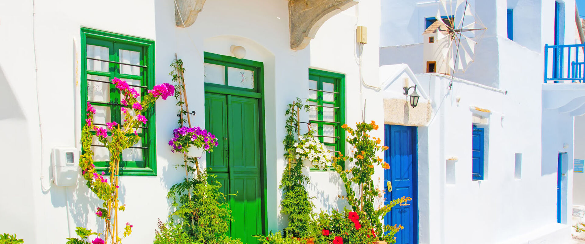Островной стиль, белые дома с синими и зелеными окнами