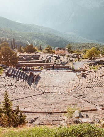 Το αρχαίο θέατρο των Δελφών κατασκευάστηκε τον 4ο π.Χ. αιώνα και αποτελούσε το καλλιτεχνικό σπίτι του ιερού.
