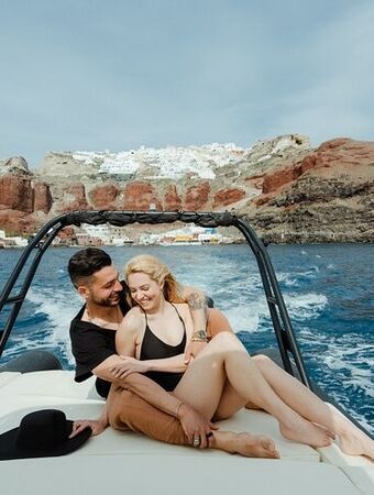 4-hour private cruise and wine tasting in Santorini and Thirassia