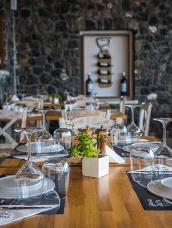 5-Hour Private Sightseeing Tour with Lunch at a Famous Winery