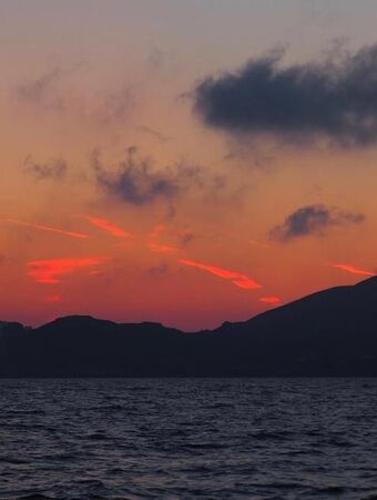 Santorini: Özel Şarap Tadımı ile Yelkenli Turu