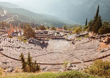 Percepisci l’aura del sito archeologico di fama mondiale di Delfi