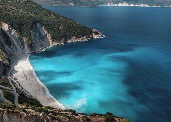 La beauté sauvage de la plage Myrtos en Céphalonie 