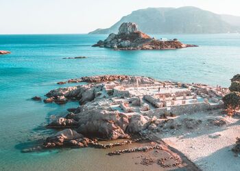 Солнце, море и история на пляже Агиос Стефанос острова Кос