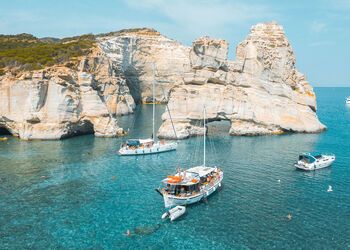 Milos’ beautiful beaches and bays revealed by boat 