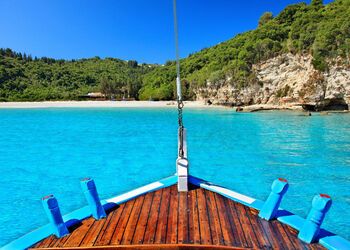 Une excursion en bateau à la petite île exotique Antipaxi