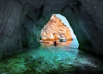 Kajak fahren zu den magischen Blauen Höhlen von Zakynthos
