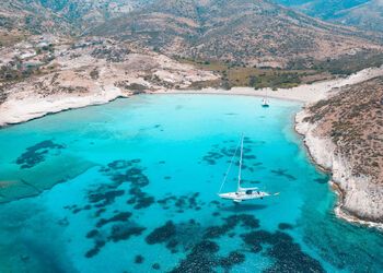 Βαρκάδα στη γαλάζια όαση της Πολύαιγου