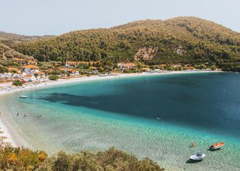 Ein Tag am Strand von Panormos, wo Sie das Beste von Skopelos genießen können