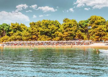 Lasciati sedurre dal fascino naturale della spiaggia di Koukounaries a Skiathos