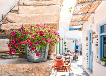 Un recorrido a pie por la Hora de Naxos, el pueblo que cubre toda una isla 