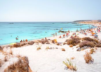 Una dosis doble de paraíso en la playa de Simos en Elafonisos
