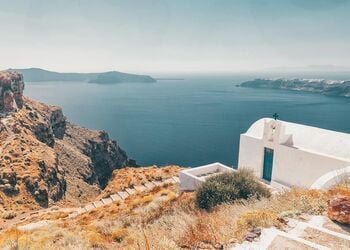 Explorando las rutas de senderismo en Santorini