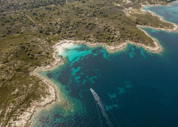 Un viaje en barco a la isla de Diaporos en Calcídica