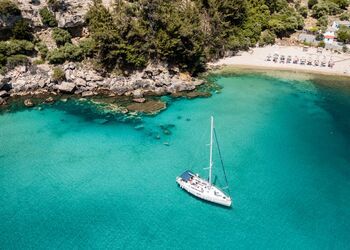 Un paseo en barco por la mágica isla de Tasos