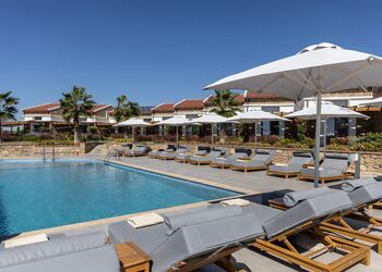 Akrolithos Luxury Suites
