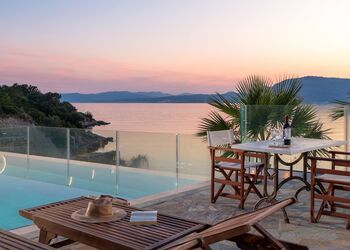 Arte Pefki Suites